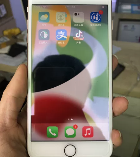 苹果8plus，64内存，外观除了喇叭位置...
