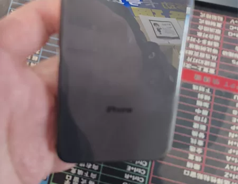 苹果8   64G   换的国产屏，屏幕花...