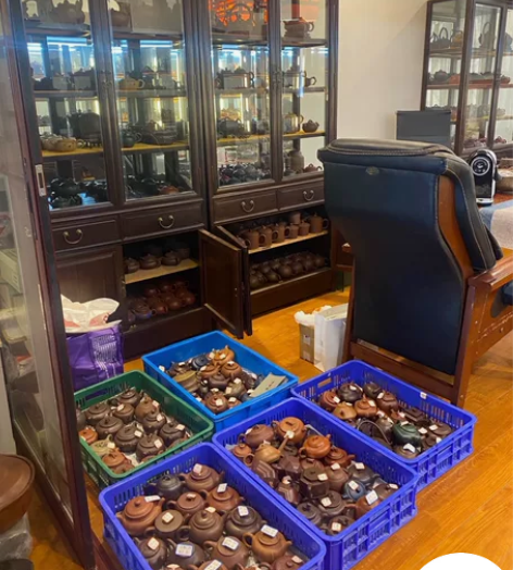 处理茶馆倒闭的茶壶 展示的未使用 一个不留...