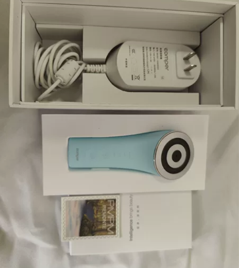 一套顶级高配美容仪（含三瓶精华液），仅使用...