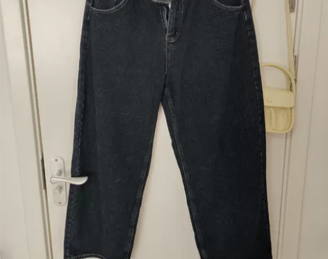 颜色很好看的牛仔裤，裤腿比较肥，高腰，内里...