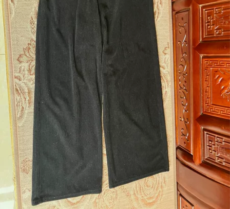 黑色阔腿裤一条，M码，很厚实，就下过一次水...