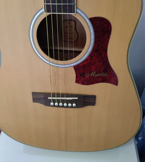 低价售卖自用的吉他，95新 买回来就用了两...