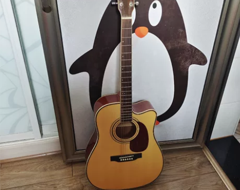 8成新，成人吉他，送吉他背包 刚换弦不久，...