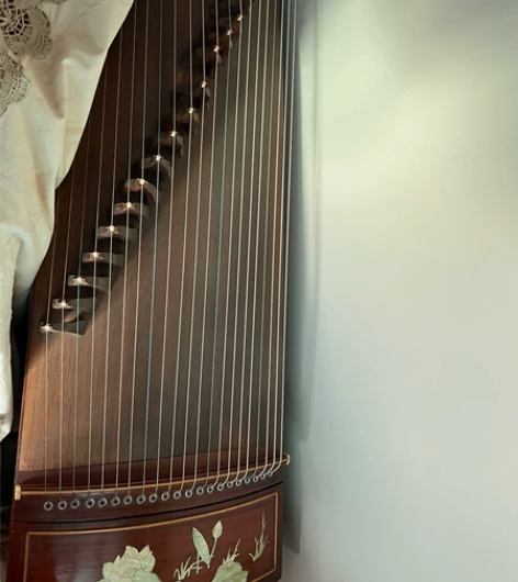 低价出售古筝 送琴谱架指甲两副感兴趣的话点...