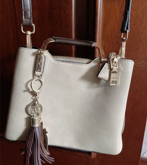 低价转让女士背包皮包一个 只背过两次9成新...