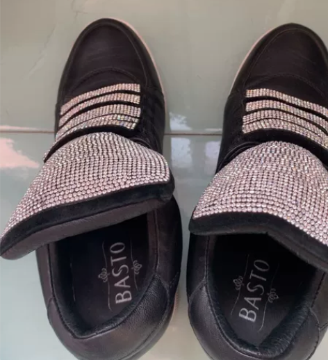 百思图 内增高鞋 商场购 大概花了500元...