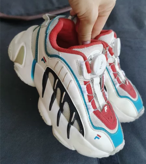 斐乐童鞋29码，左脚鞋头有踢伤，鞋边局部有...