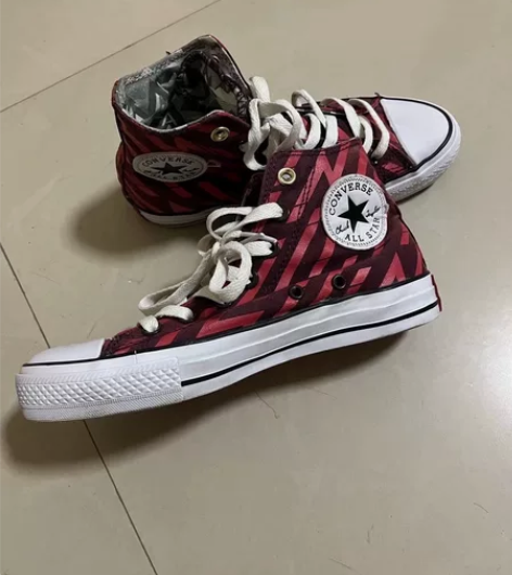 匡威/女款37码 休闲板鞋高帮鞋 成色如图...