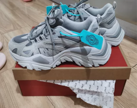 全新斐乐鱼刺（韩版）灰色，240我穿着有点...