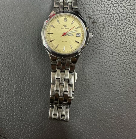 天王女表，电池没电了，老婆换下的手表，非常...