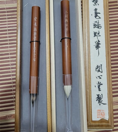 今年tb问心堂购入正品两只鸡距笔，原价打折...
