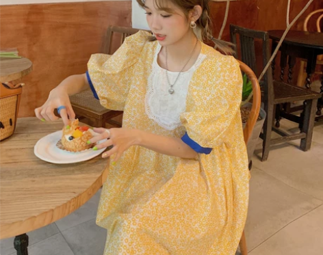 泡泡袖碎花连衣裙女装夏季2021新款法式初...