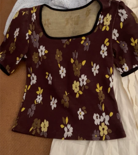 在实体店买的，文艺风套装，衣服不起球不掉色...