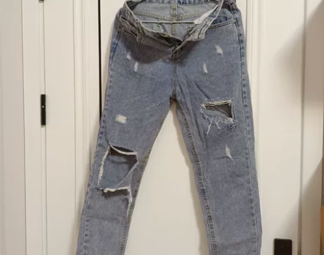 出一条破洞牛仔裤，M码，腰围要70左右，穿...