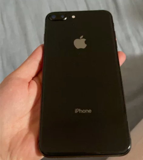 19年入的 iPhone 8 Plus黑色...