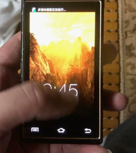 三星SCH-W999手机 通电开机如图，3...