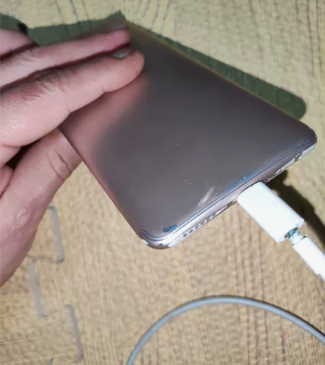 vivoy75a 4+32G机身有明显掉漆...