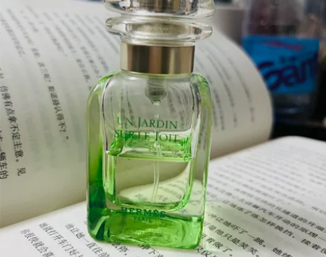 爱马仕屋顶花园香水30ml，余量一半 前年...