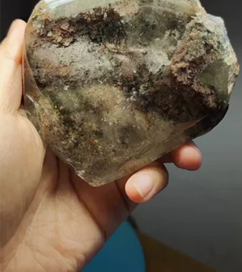 由于这块石头底部是平的，买来是用来做镇纸的...