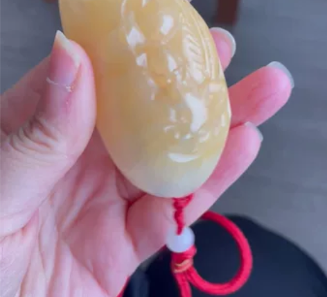 天然石材的手把件，当镇纸也不错，我就认得翡...