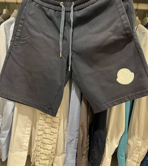 Moncler男士短裤S码 感兴趣的话点“...