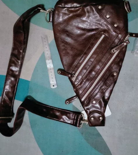 日系潮包，男士包包，胸包，全新 感兴趣的话...