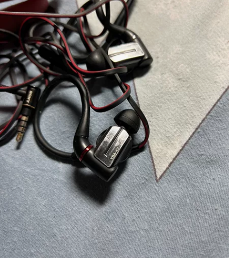 索尼 xba a3 自用，好久没听歌了，依...