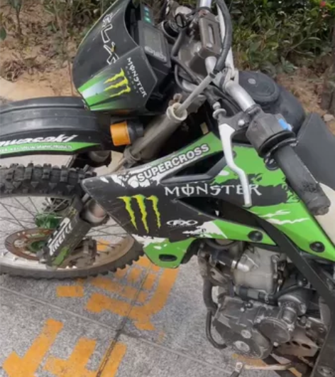 出售07年川崎KLX250越野摩托车，三件...