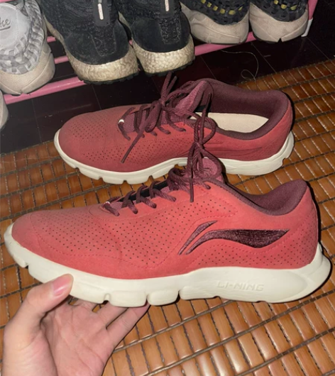 李宁休闲鞋42.5码 穿着个位数吃灰 鞋底...