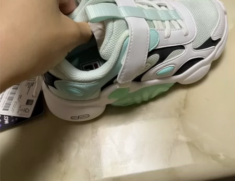 斐乐儿童跑鞋闪灯鞋28码 11c全新囤小了...