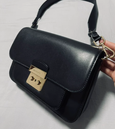 mk斜挎女包 正品，买来好像2600多 忘...