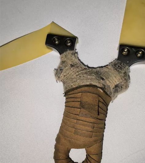 大撑头弹弓，两把包邮，60块，亮面那把撑头...