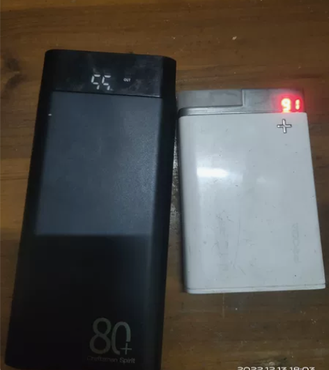 两个闲置充电宝，一个12000毫安，一个2...