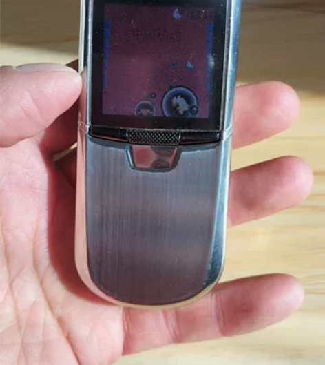 现在苹果烂大街，当年拿这手机，那绝对的是土...