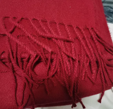 酒红色围巾全新 去年买的 洗过了一次收起来...