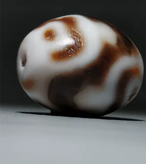 高糯达洛对孔不对扁一颗宝瓶天珠，整体蕞高糯...