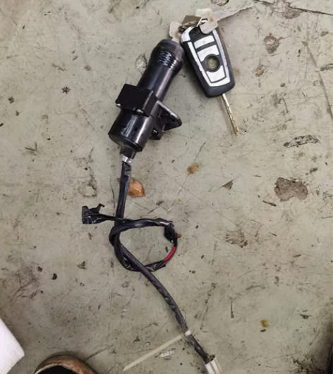 飞鹰r25电门锁，有破线，1把钥匙 感兴趣...