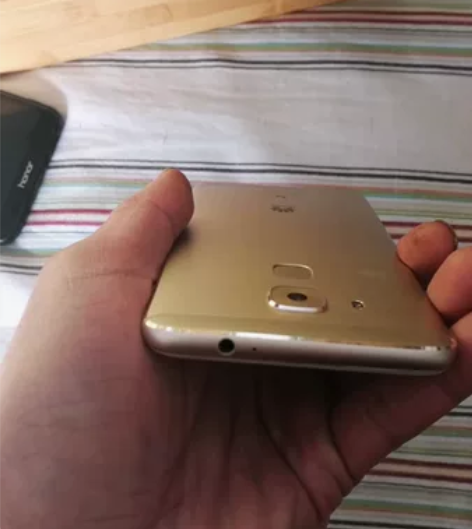 华为麦芒5，4+64GB.几乎就是新机，没...