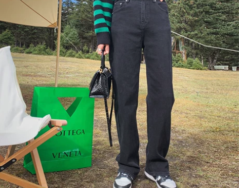 直筒牛仔裤女2021年新款秋冬宽松高腰阔腿...