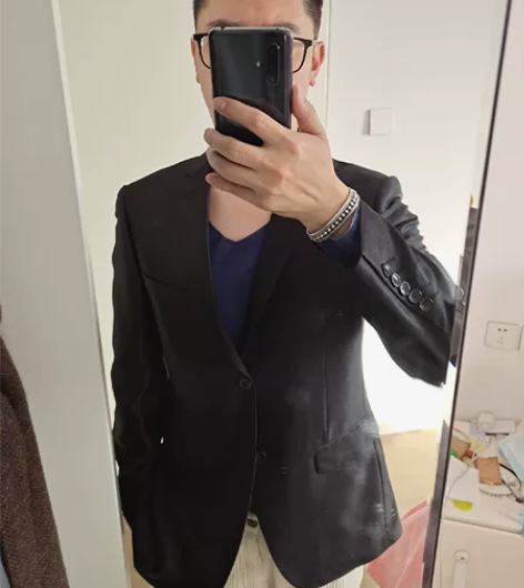 男士小西装西服，衣服带亮面布料。购入多年未...