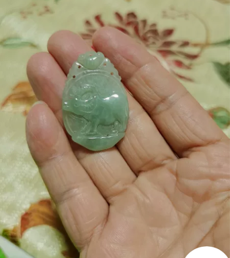 玉雕脖挂，生肖牛。绝对A货老玉，二三十年前...