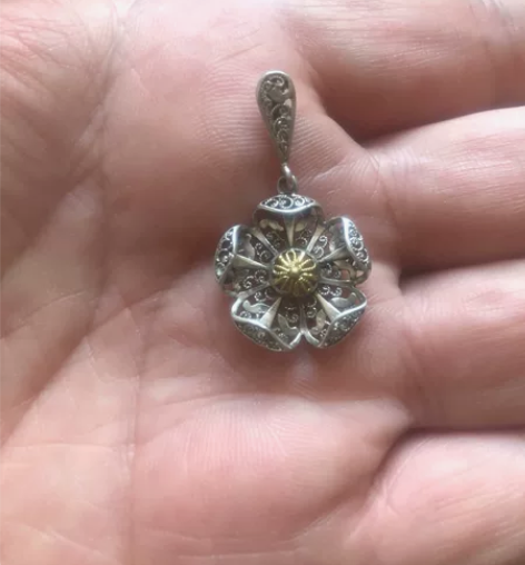 925纯银花丝局部鎏金花朵形状吊坠,工艺复...