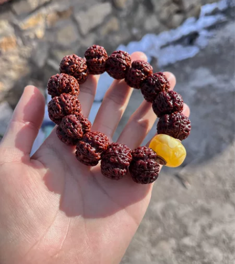 自玩3年古龙金刚徽白家货带蜜蜡一起出有相中...