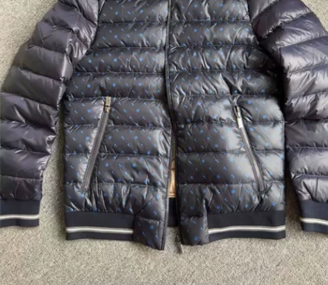 海澜之家，冬季男士棒球领，印花羽绒服，这件...