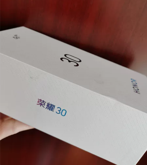 荣耀手机，开得了机也关得了机，正常磨损外观...