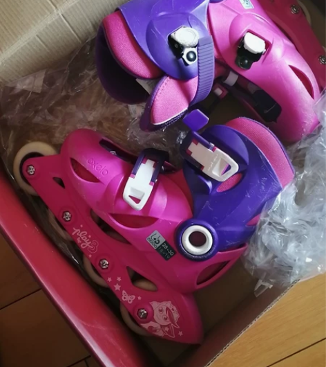 迪卡侬儿童轮滑鞋，功能完好，有表面使用痕迹...