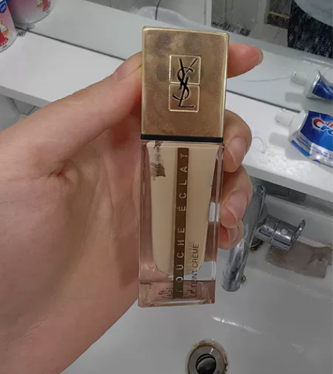 圣罗兰粉底，还有一半，专柜购买 感兴趣的话...