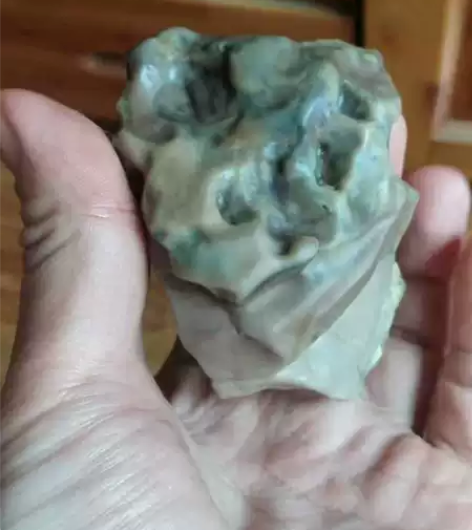 戈壁大牙石一个！包浆好，绿色牙不多见，想入...
