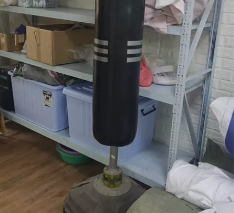 拳击沙袋立式,大约1.75米高 感兴趣的话...
